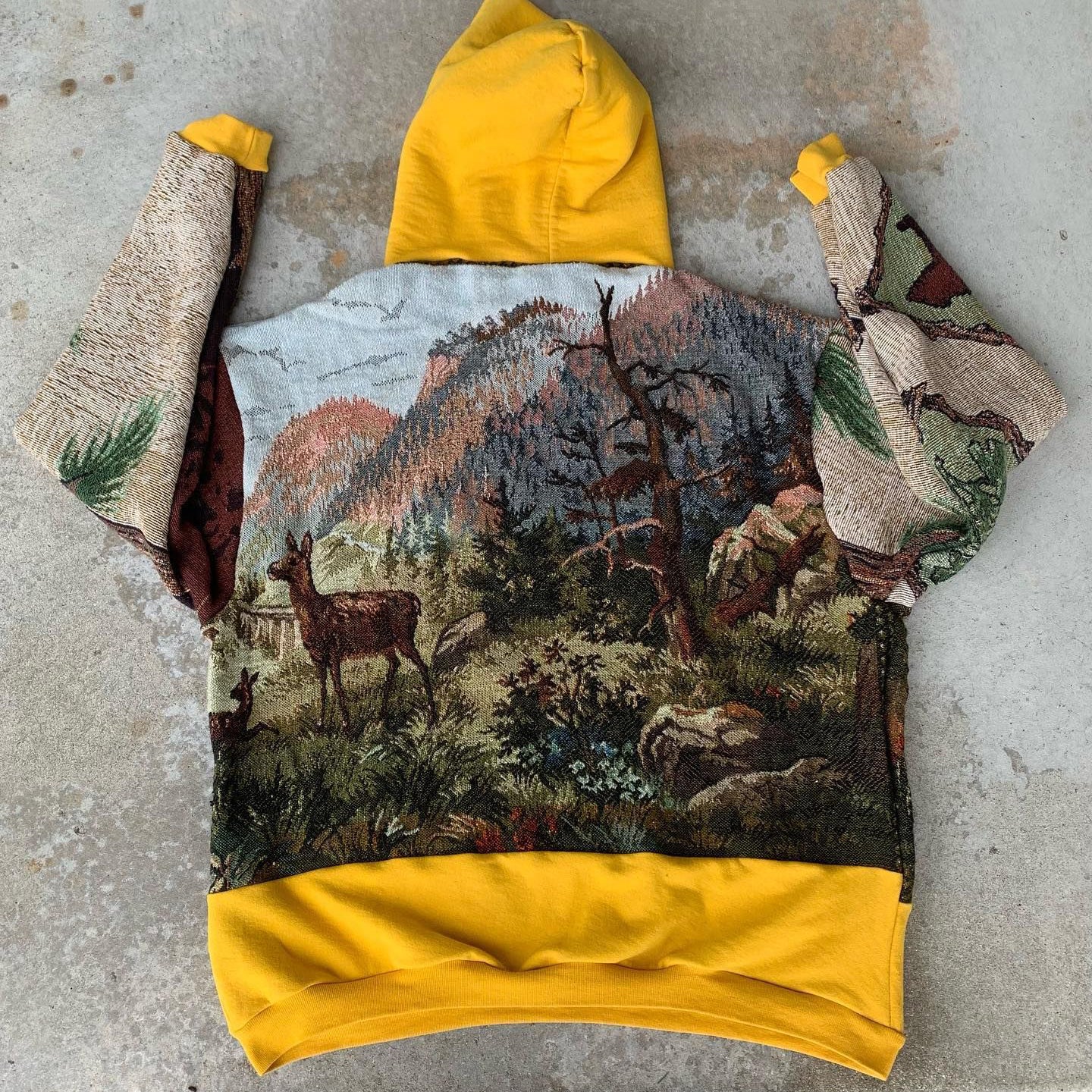Mountain Wildlife Print Long Sleeve Tapestry Hoodies